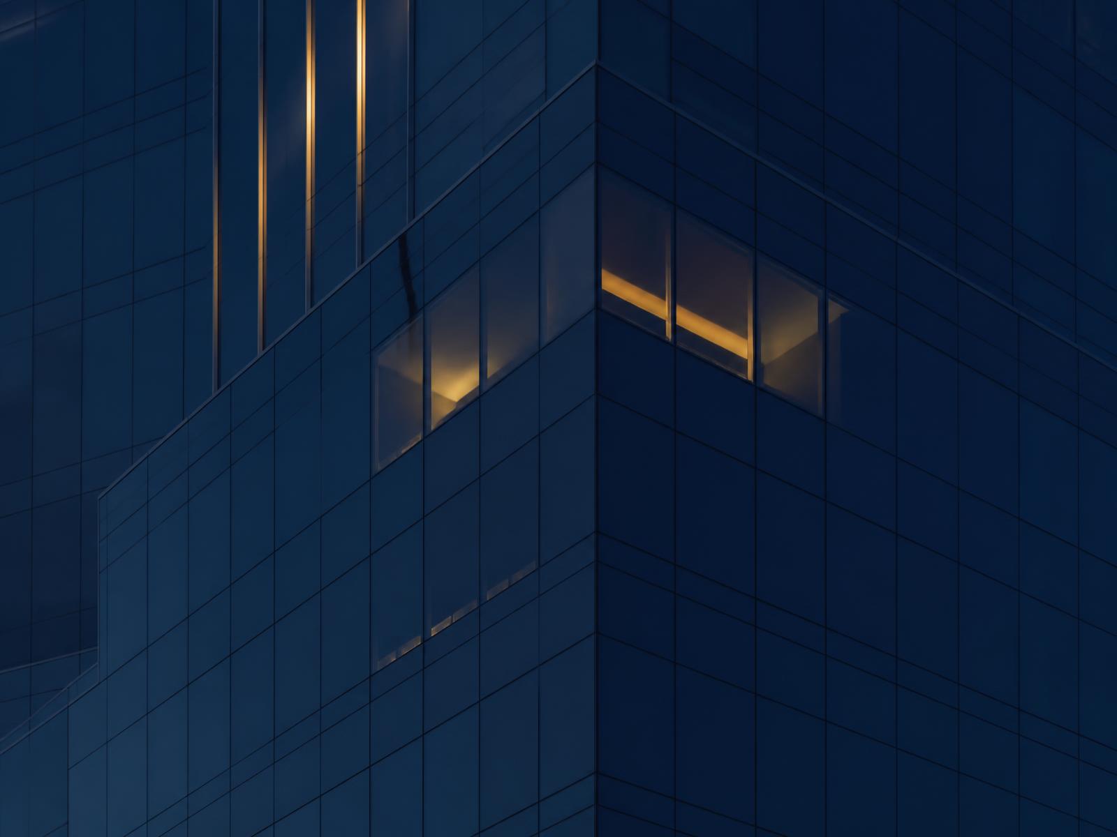 Fassade eines Bürogebäudes bei Dämmerung